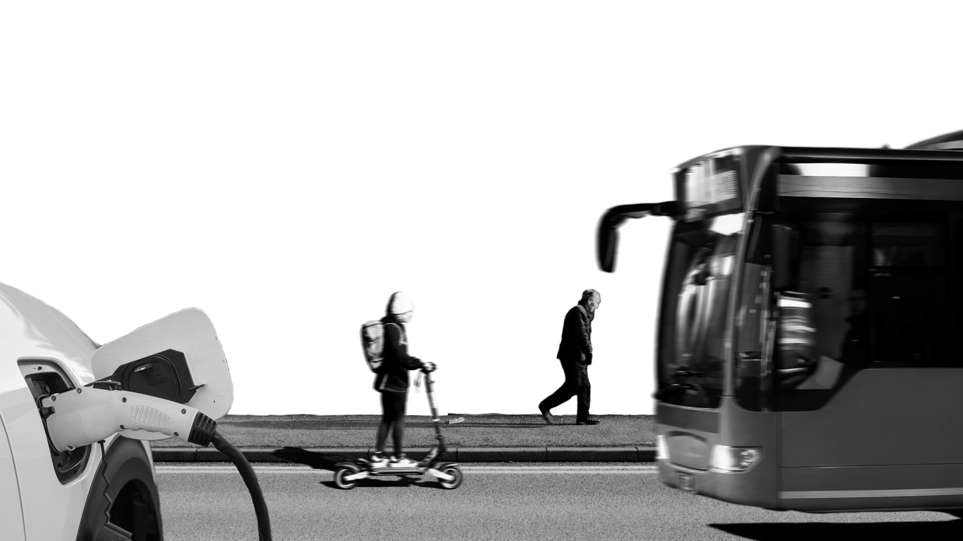 Auf einer Straße Steht links ein E-Auto das gerade geladen wird, in der Bildmitte fährt gerade ein Frau auf einem E-Roller vorbei und von rechts kommt ein Bus ins Bild gefahren. Der Vordergrund ist in Schwarz Weiß gehalten - Im hintergrund sind orange, graue und schwarze Vierecke dreidimensional dargestellt